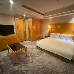 Zimmer mit Zugang für Rollstuhlfahrer mit Kingsize-Bett